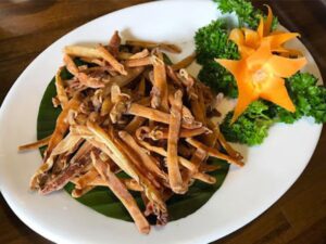 Sea worm (Sái Sùng) with Vietnam travel tips